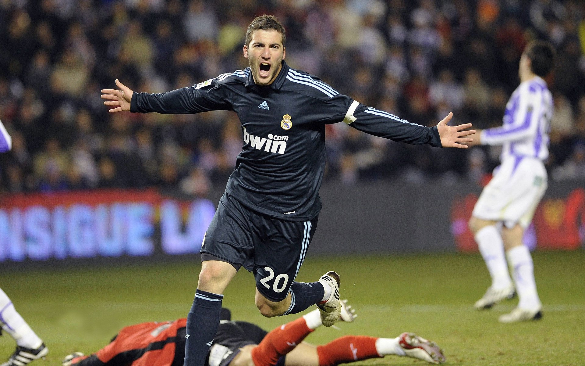 国家德比的古典油画与洛城对决的现代博弈，体育如何塑造我们的英雄叙事